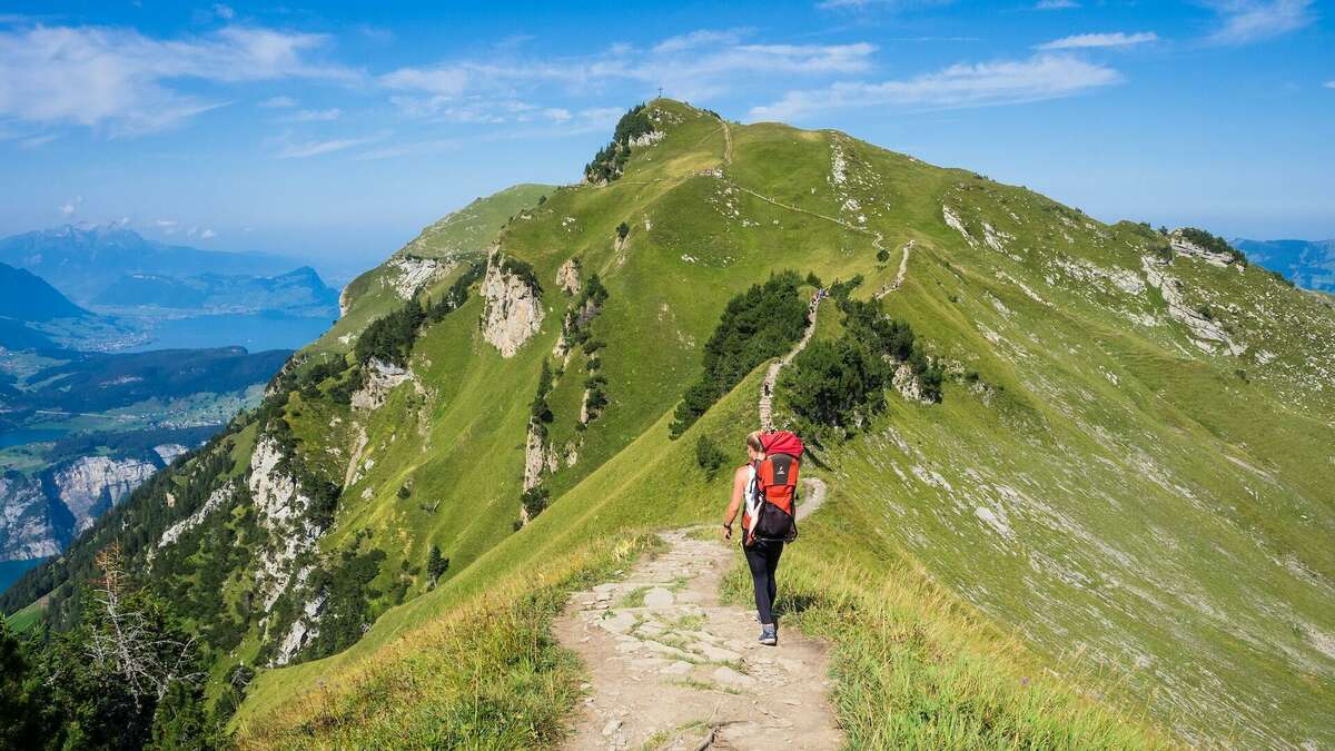 Panorama de montagne avec un randonneur en action