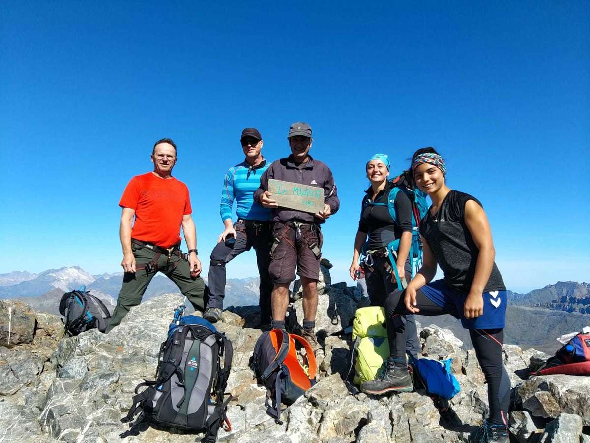 Ascension guidée de la Munia avec les guides de montagne de Caminando