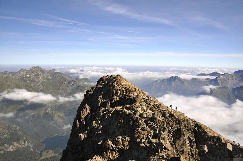 Ascension guidée du Pic du Midi dOssau avec les guides de Caminando