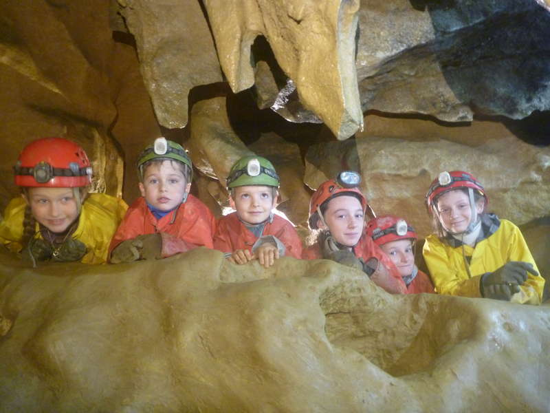 Initiation à la spéléologie à partir de 8 ans avec les moniteurs de Caminando