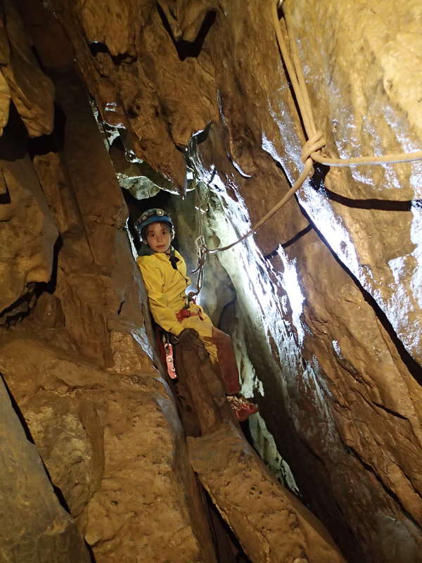 Initiation à la spéléologie avec un rappel à partir de 10 ans avec les moniteurs de Caminando