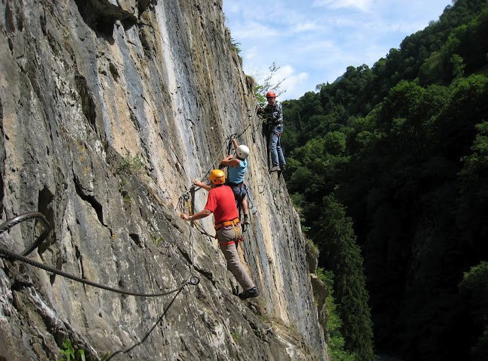 Initiation à la via-ferrata à partir de 8 ans avec les guides de Caminando