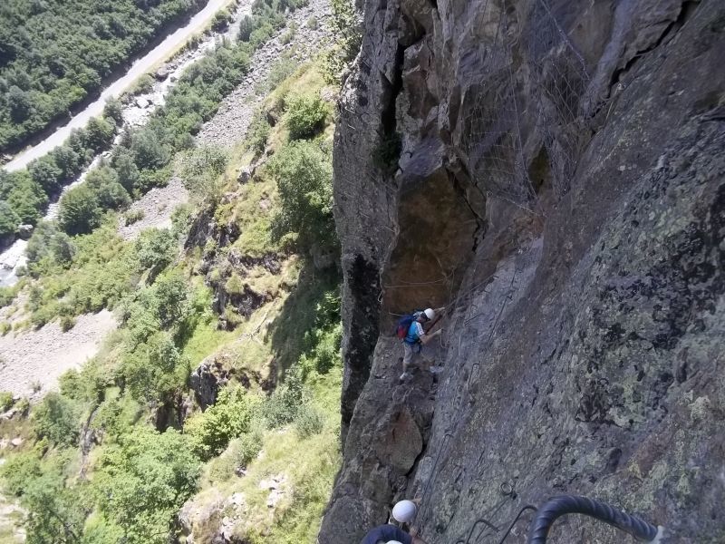 Session de Via ferrata plus tonique à partir de 10 ans à Coumély avec les guides de Caminando