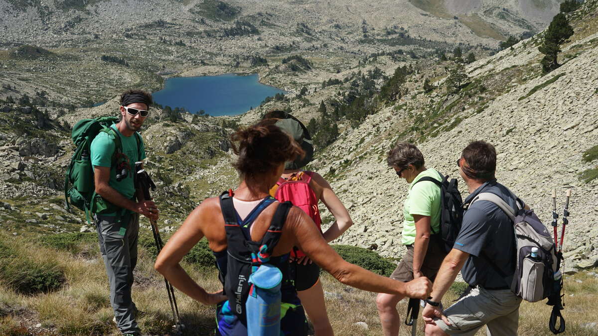 Guide racontant une anecdote à un groupe