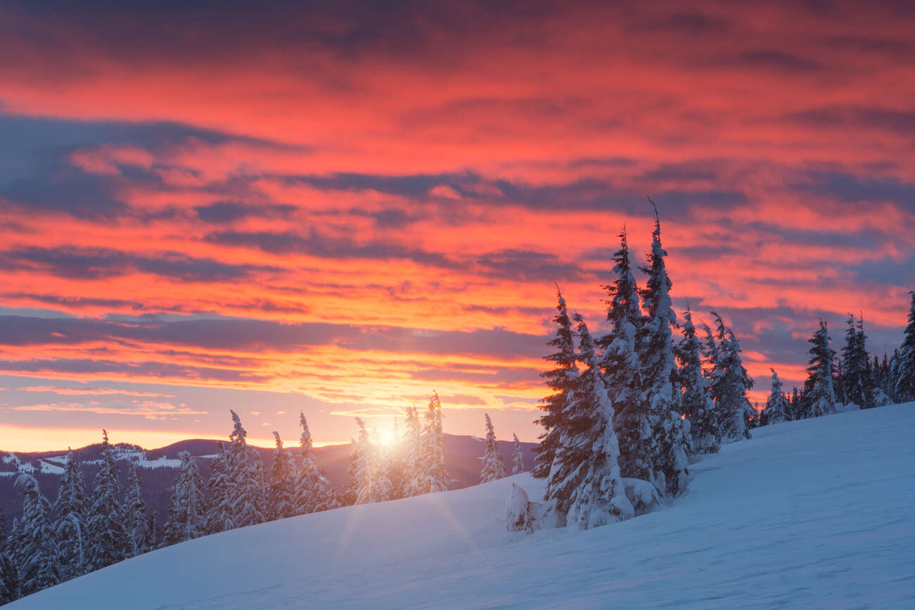 Randonnée nocturne en montagne enneigée