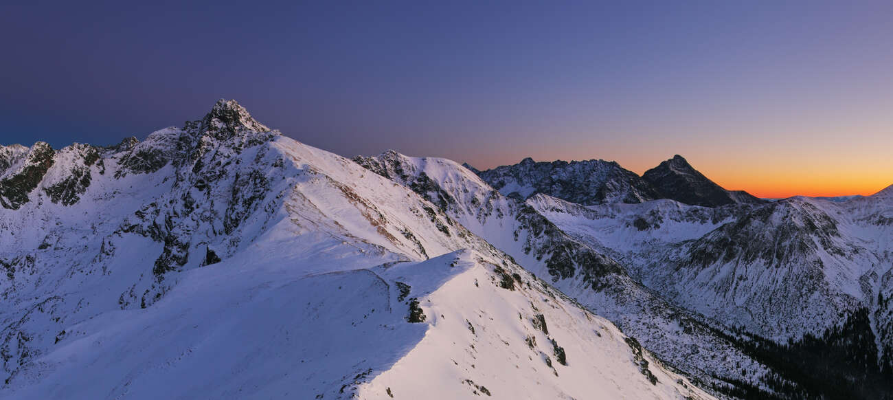 Randonnée nocturne en montagne enneigée