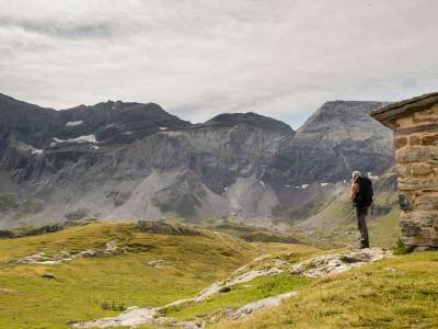 Randonnée sauvage dans le cirque de Troumouse : immersion au cœur des Pyrénées