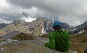 Le guide seul face à la montagne